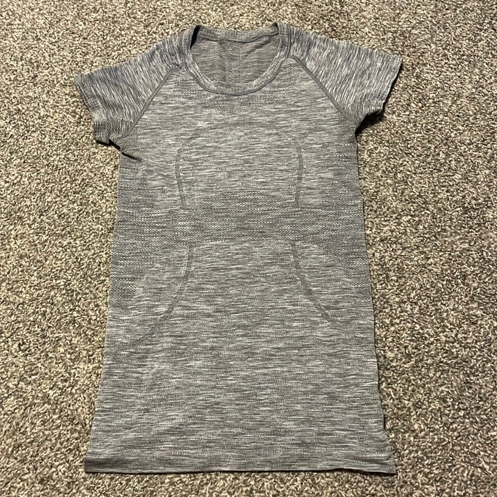 Lululemon light gray swiftly tech short sleeve shirt